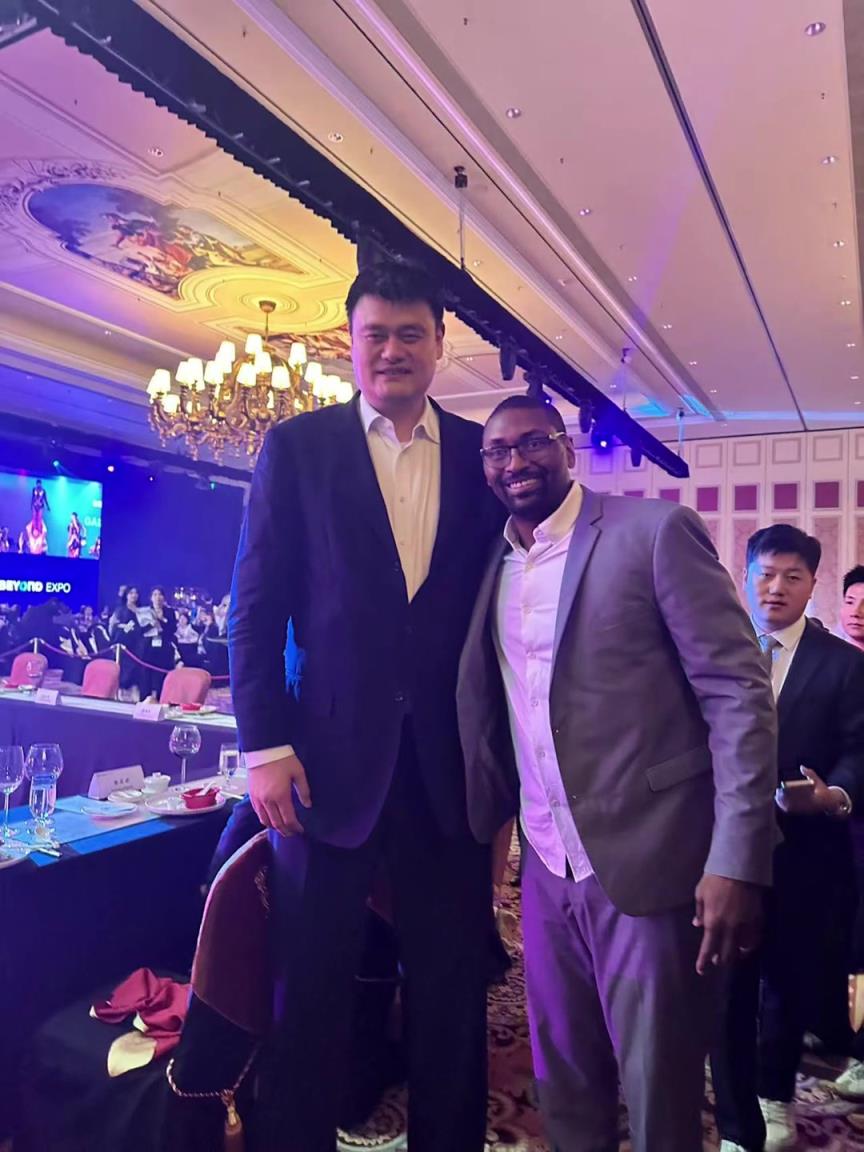 阿泰斯特曬與姚明合照：這是我最喜歡的隊(duì)友 姚！！