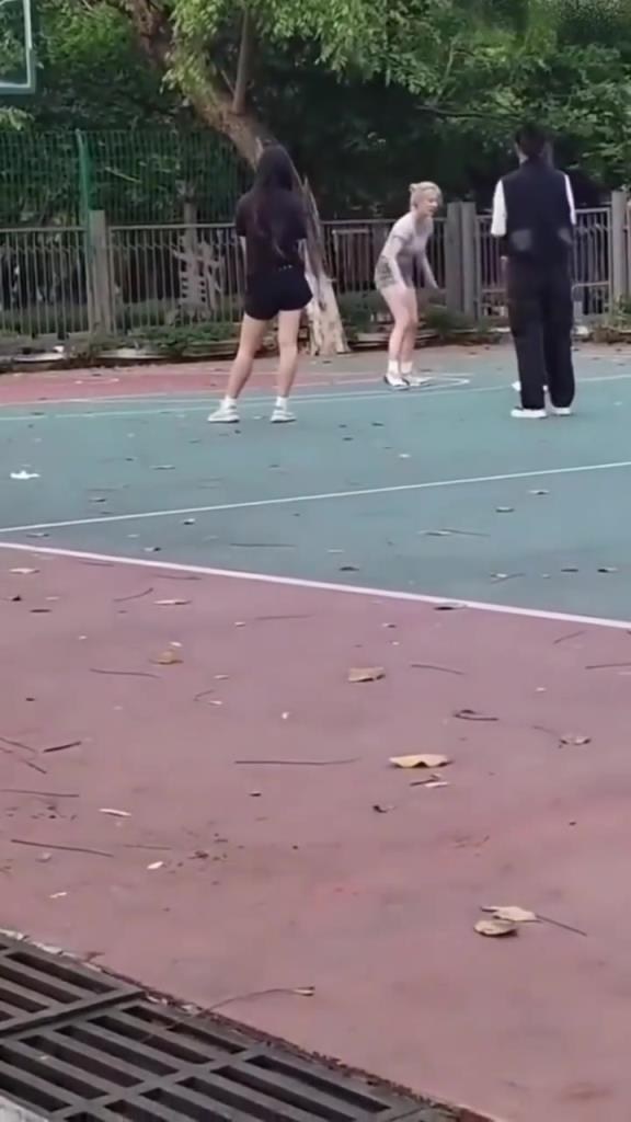 上來(lái)就背打女生的男人，真的活該沒(méi)有女朋友啊