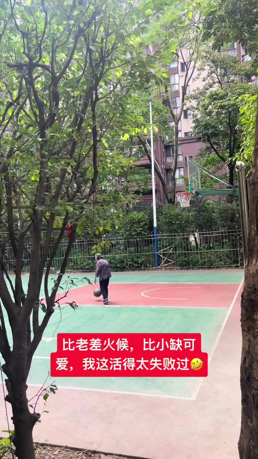 這阿婆單手一投一個準，姜還是老的辣