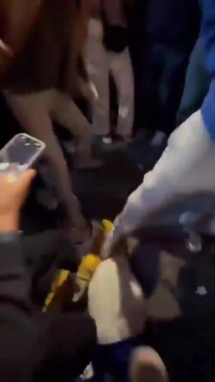 驚！尼克斯大勝步行者后，哈利伯頓遭主場球迷群毆
