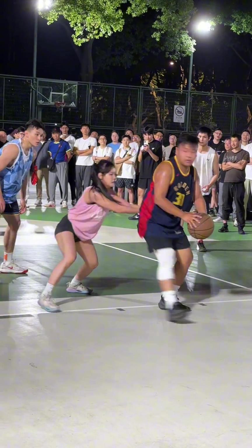 這哥們看見防自己的是女生，一個勁背打，球也不傳了